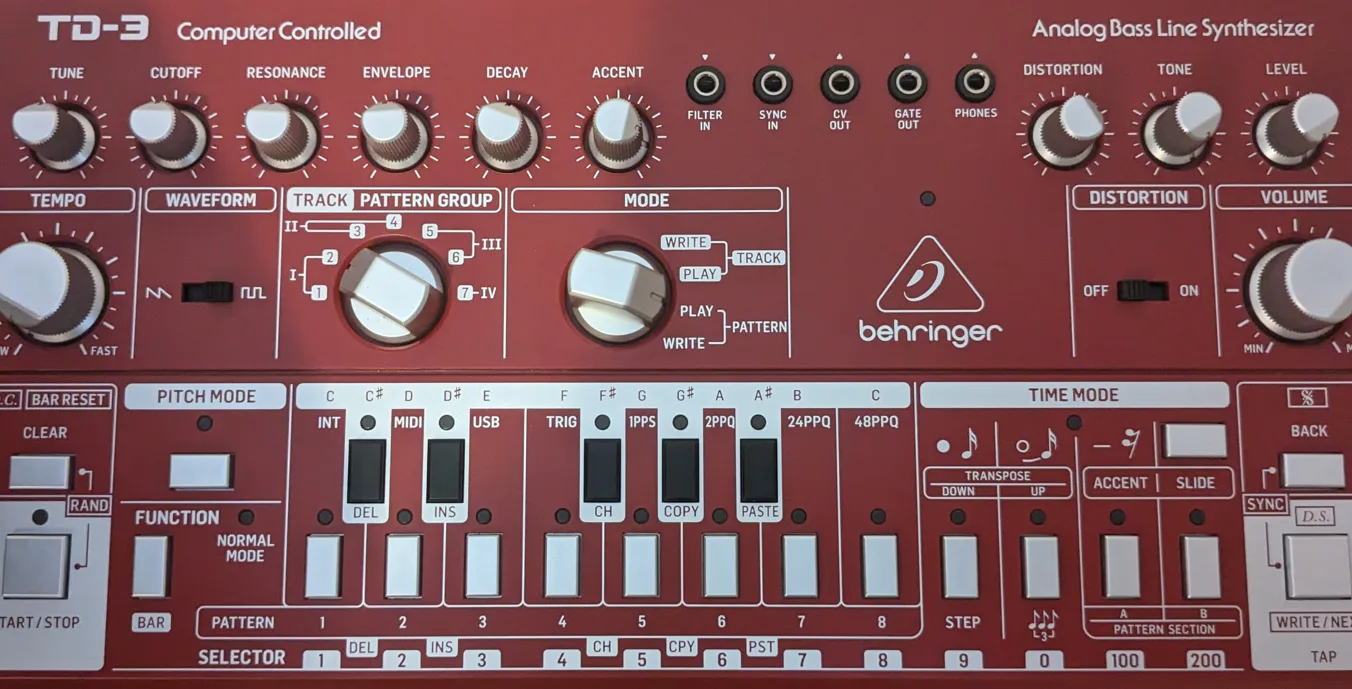Behringer TD-3 vs TD-3-MO